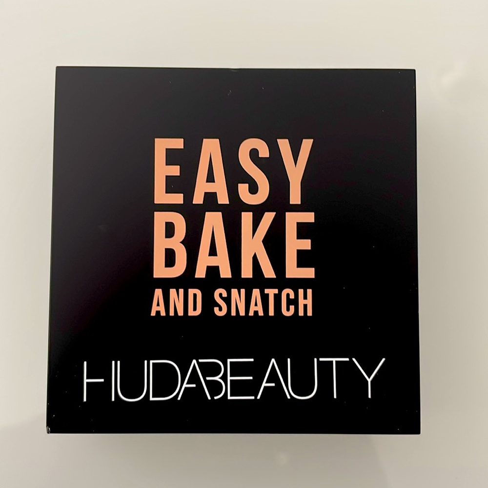 HUDA BEAUTY Easy Bake & Snatch Pressed Talc-Free Brightening and Setting Powder